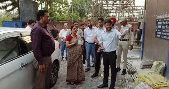 Mandeep Kaur, along with Commissioner Dr DEvansh Yadav