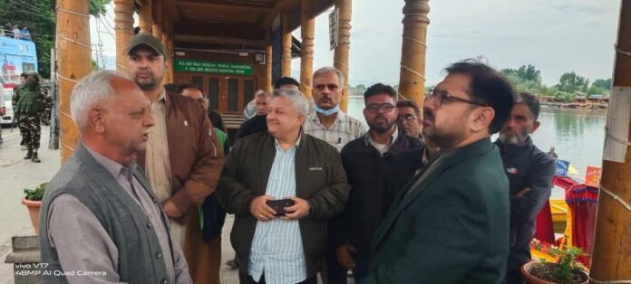 Satish Sharma meets Shikara Owners