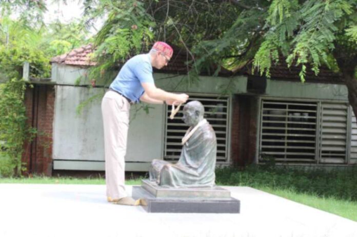CM Honors Mahatma Gandhi CM Honors Mahatma Gandhi